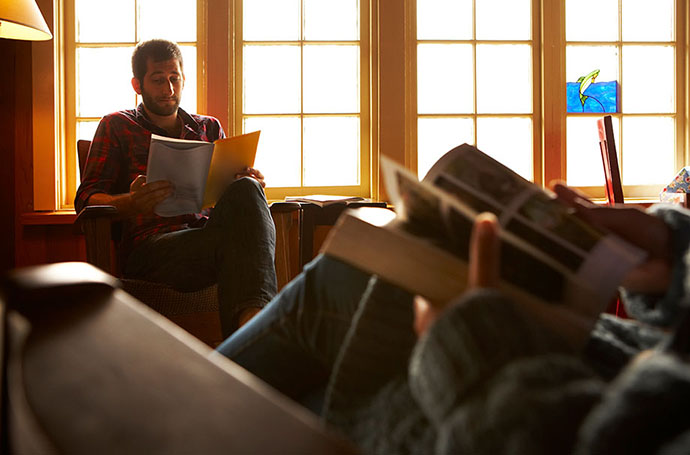 Couple reading candid phototgraphy